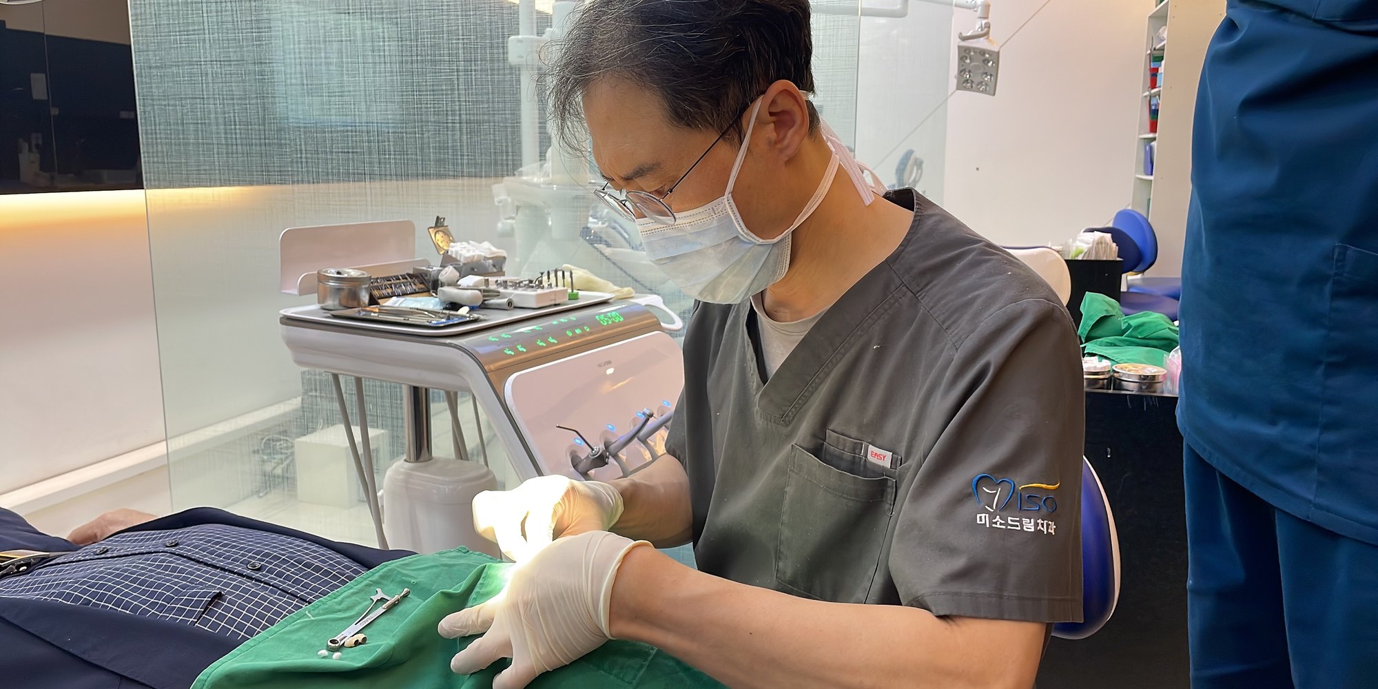 진료 중인 미소드림치과 황성식 대표원장
